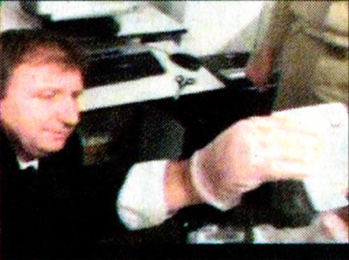 Fikret Seçen aramayı yönlendirerek, zaman zaman bizzat karoların altını kontrol etti.