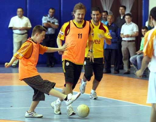 Galatasaraylı futbolcular Emre Aşık, Arda, Ayhan ve kaleci Orkun, zihinsel engelli sporcuların katıldığı 1. Hasan Doğan Futsal Turnuvası'nda gösteri maçı yaptılar. Maçta çok renkli görüntüler vardı: