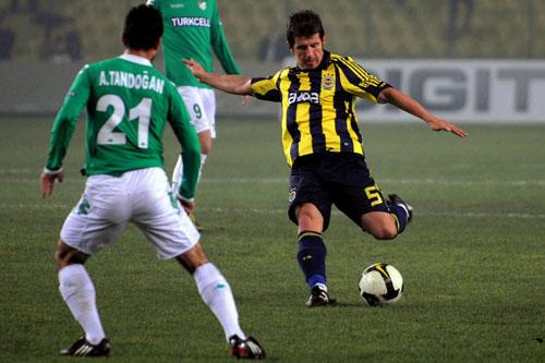 Fenerbahçe Bursaspor'u 1-0 yenerek avantaj kazandı