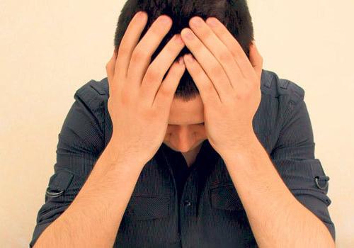 <p>Nasihatler son bulsun</p>
<p>Elbette ki en büyük görev anne-babaların. Bazen ebeveynler sınav günü çocuklardan daha heyecanlı davranabiliyor. Günler öncesinden başlayan hazırlıklar, sınav günü çocuklara okunmuş pirinç yedirmeler, 'kalemini, kâğıdını, giriş belgeni aldın mı' tarzında ardı arkası kesilmeyen sorular ve 'sınavda heyecan yapma, adını kodlamayı unutma, süre bitmeden çıkma' gibi nasihatler... Ailelerdeki bu panik hali çocukların daha fazla endişelenmesine yol açıyor. Yapılması gerekense, olabildiğince sakin davranıp çocuklarınıza güvendiğinizi hissettirmek.</p>
Kaynak: Zaman
