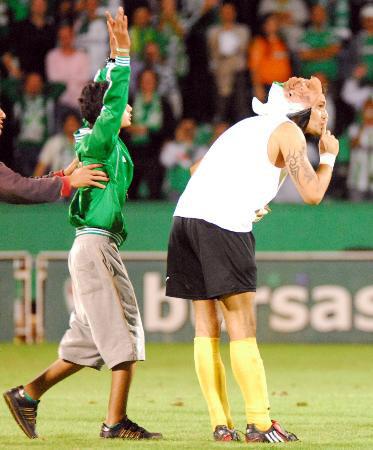 Bursasporun Diyarbakırsporu konuk ettiği maçta yaşananlar gündeme bomba gibi düştü. 2 takımın taraftarları arasında çıkan olaylarda koltuk ve taş yağmuru yaşanırken 2si çocuk, 10 kişi yaralandı.