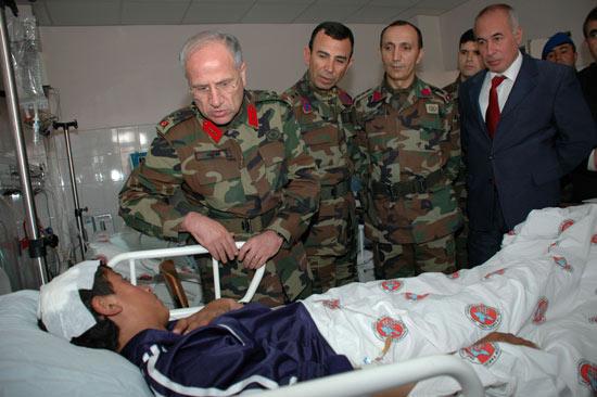 Jandarma Asayiş Kolordu Komutanı Org. Olcan, Özel Harekat'ta görevli bir polis tarafından dövülerek yaralanan çocuğu hastanede ziyaret etti.