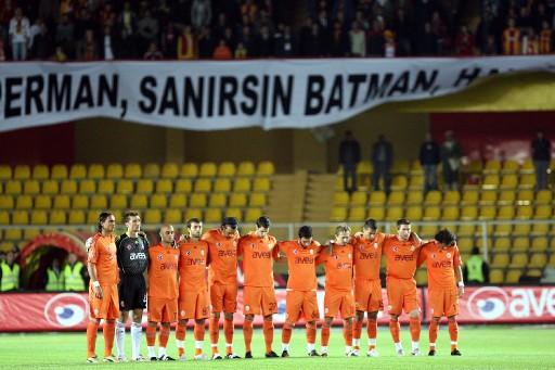Galatasaraylı taraftarlar dün vefat eden UltrAslan taraftar grubu genel koordinatörü Alpaslan Dikmen'i unutmadı.