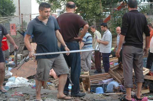 TEKİRDAĞ'DA HALK PAZARININ KURULDUĞU CADDE ÜZERİNDEKİ EVLERİ DE SU BASTI. ÖZELLİKLE BODRUM KATLAR SULAR ALTINDA KALDI.