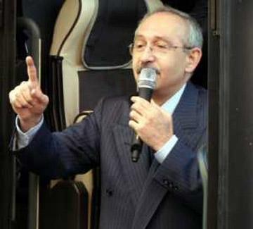 <p><strong>Kemal Kılı&ccedil;daroğlu;</strong> Sezona ge&ccedil; başlamanın sıkıntısını &ccedil;ekti. Takıma kondisyon y&uuml;klemesi şart. Antalya kampına neden gitmediği sorularına ise <strong>Deniz</strong> olan memleketten nem kaptığını ve &ldquo;rakiplerin g&ouml;zlerinden uzak olmaya &ccedil;alıştık&rdquo; cevabını veriyor.</p>