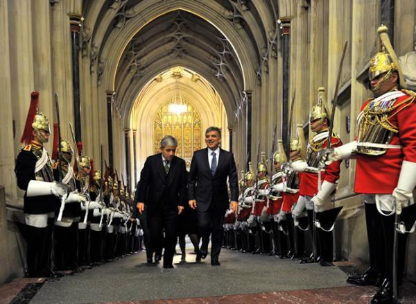 <p>İngiliz Parlamentosuna gidişte Avam Kamarası Başkanı G&uuml;l'&uuml; karşıladı ve konuşma yapacağı salona g&ouml;t&uuml;rd&uuml;.