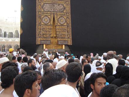 Kabe vinçlerin gölgesinde kaldı