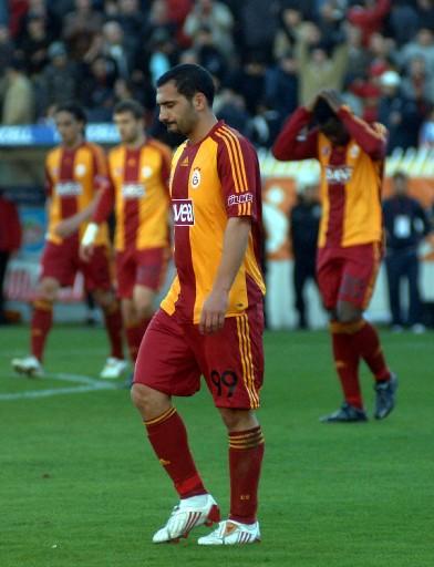 Antalyaspor, 5 dakika intika ilave edilen maçta Galatasaray'ı sahasında ilk kez yenerken sarı kartlar havada uçuştu. Bir kırmızı kart çıktı ama iptal edildi. G.Saray bu sezon 5. yenilgisini aldı