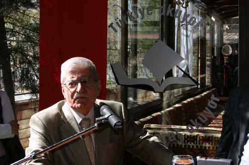 Yazar Rasim &Ouml;zden&ouml;ren, Kahramanmaraş'taki Kıraathane a&ccedil;ılışında 'Kıraathane' k&uuml;lt&uuml;r&uuml;n&uuml; anlattı.