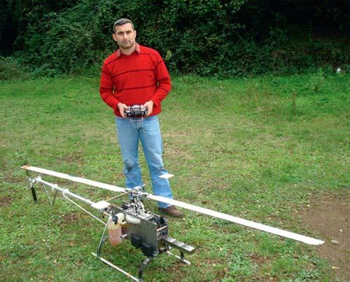 'Umudu yere bırakma'
Bol keseden atarız, işe gelince kenara çekiliriz. Aytekin Güven öyle değil. Az konuşuyor. Oysa hikâyesi olağanüstü. Plastik enjeksiyon ustası bu genç adam, bir helikopterde bulunması gereken her şeyi düşündü, tasarladı ve üretti.