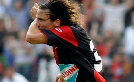 Daily Mail gazetesi-Beşiktaş ve Formica iddiası

İngiltere Premier Lig ekiplerinden Blackburn Rovers'da forma giyen Mauro Formica'nın peşinde Türk kulüplerinin olduğu iddia edildi.

İngiltere Premier Lig ekiplerinden Blackburn Rovers, Arjantinli futbolcusu Mauro Formica için Türkiye'den yapılan teklifleri geri çevirdi.

İngiltere'nin Daily Mail gazetesi, Beşiktaş, Bursaspor ve Kayserispor'un Arjantinli orta saha oyuncusu Mauro Formica için Blackburn Rovers kulübüne transfer teklifinde bulunduklarını iddia etti.

Formica'yı isteyen Türk kulüplerin 2.5 milyon Pound teklif ettikleri ifade edilirken, İngiliz kulübün ise Arjantinli oyuncunun değerinin 4 milyon Pound olduğunu belirterek, bu teklifleri geri çevirdiği vurgulandı. Bir dönem Trabzonspor'la da adı anılan Formica, Blackburn Rovers'tan ayrılmak ve ülkesi Arjantin'e dönmek istediğini açıklamıştı.
