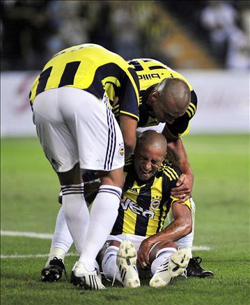 UEFA Avrupa Kupası'nda süper bir başlangıç yapan Fenerbahçe'de yıldız oyuncu Roberto Carlos'un sakatlanması sıkıntı yarattı. 13. dakikada perdeyi açan golü atan Carlos sahayı açılar içinde terk etti.
