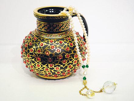 Rumi desenli maşrapa: Klasik sürahi formundan esinlenilmiş Rumi desenli bir ürün. Sürahinin boynu ve gövdesinin tüm yüzeyi kıvrımlı dallar ve rumilerle kademeli olarak süslenmiş. Fiyatı 420 TL
