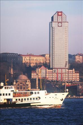 Ayrıca plazanın bir parçası olan, Boğaz'a bakan 244 odasıyla otel hizmeti veren 'The Ritz-Carlton' oteli de İstanbulun en lüks otelleri arasında yer alıyor