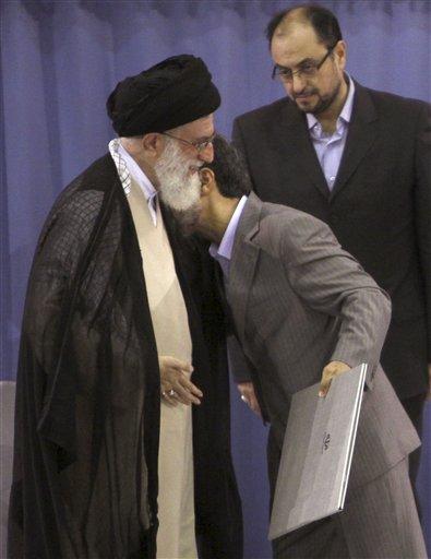 Olaylı seçim sürecinin ardından dün Ayetullah Ali Hamaneyin onayıyla resmen ikinci kez İran Cumhurbaşkanı olan Ahmedinejad, elini öptürmeyen Hamaneyin omuzunu öptü.