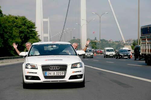 Gerhard Plattner, Audi A3 ile 72 saatte üç kıtayı kat ederek bir dünya rekoruna imza attı.