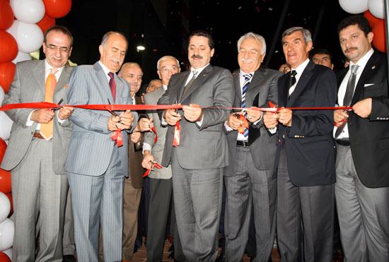 Güney Marmara'nın en büyüğü sloganı ile açılan Elegans Salonları, yapılan görkemli organizasyonla kapılarını misafirlerine açtı.