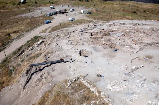 Kütahya'nın Seyitömer beldesi yakınlarındaki höyükte sürdürülen kurtarma kazısında bulunan 6 insan iskeletine ait kafa taslarının içinde şekli bozulmamış beyinler bulundu.