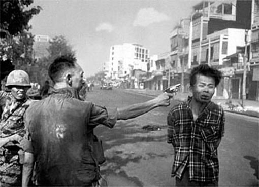 Eddie Adams'ın  Vietnam Savaşı'nın savaşını bitiren İnfaz adlı karesi: General Nguyễn Ngọc Loan'ın Nguyễn Văn Lém'i soğukkanlılıkla öldürdüğü bu kare dünyayı sarsmıştı.