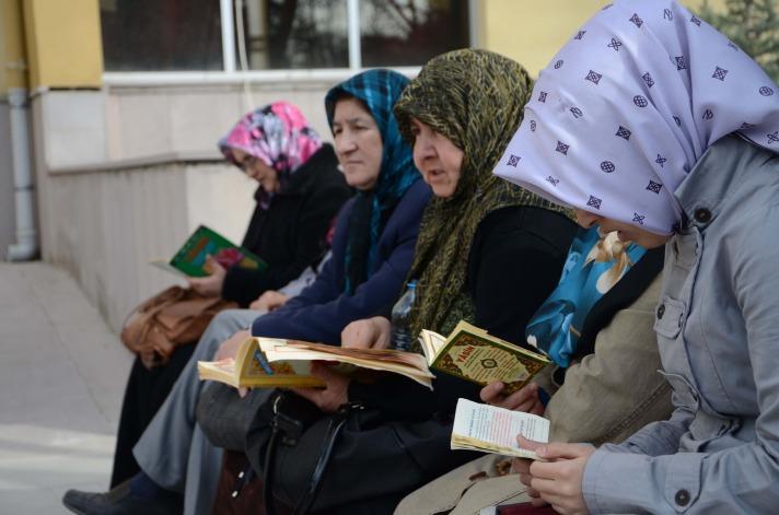Öğrenciler sınava girecekleri okullara aileleri ile birlikte geldi. Öğrenciler içeride ter dökerken, aileleri de dışarıda onlar için dua etti.