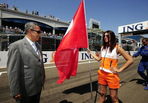 Formula 1 Dünya Şampiyonası'nda sezonun 7. yarışı ING Türkiye Grand Prix'si İstanbul Park Pisti'nde yapıldı. Yarış son sürat giden çılgın pilotları kadar ilginç görüntüleriyle güne damgasını vurdu.