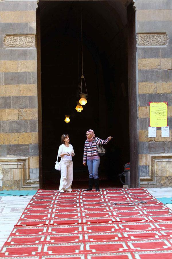 MISIRIN BASKENTI KAHIRE'DE BIR BIRINDEN GUZEL TARIHI CAMILERI GORMEK MUMKUN. FARKLI MIMARI OZELLIKLERE SAHIP CAMILER, KENTE GELEN YERLI VE YABANCI TURISLERIN ILGISINI CEKIYOR. KAHIRE KALESININ YANI BASINA MEMLIKLILER DONEMINDE INSA EDILEN SULTAN HASAN CAMISIDE ICERISINDE 4 MESHEBE AIT MEDRESELERI GORMEK MUMKUN. SAFI,MALIKI,HANEFI VE HANBELI OKULLARI YANYANA CAMI ICERISINDE YER ALIYOR