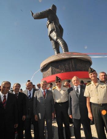 GENELKURMAY BAŞKANI ORG. YAŞAR BÜYÜKANIT, K.K. KOMUTANI ORG. İLKER BAŞBUĞ, MİLLİ SAVUNMA BAKANI VECDİ GÖNÜL, ULAŞTIRMA BAKANI BİNALİ YILDIRIM VE KOÇ HOLDİNG YONETIM KURULU BAŞKANI MUSTAFA KOC, ''MEHMETÇİK ANITI''NI AÇTI