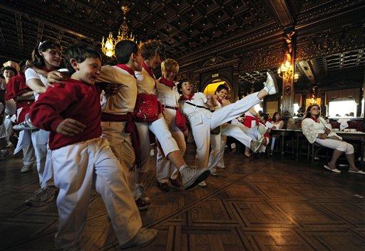 İspanyol basınına göre, geleneksel San Fermin festivali kapsamında Perşembe günü yapılan koşuda, sürüden ayrılan bir boğanın saldırısına uğrayarak, boynundan ve akciğerlerinden boynuz darbeleriyle yaralanan, kimliği henüz tespit edilemeyen bir kişi öldü.