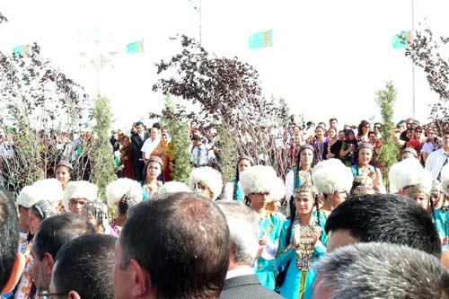 Berdimuhammedov, gece-gündüz ısı farkı en büyük şehirlerinden birinde dünyanın en tuzlu gölünün kıyısına dillere destan bir tesis, muhteşem bir açılış yaptı ama gazetecilerin şovu görüntülemesi için elden gelen arkaya konmadı! Bunlar kurtarılabilenler...