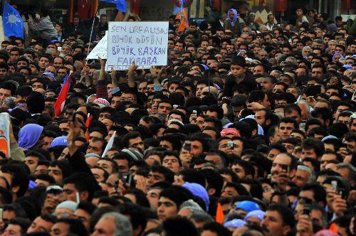 AK Parti Genel Başkanı ve Başbakan Recep Tayyip Erdoğan'ın Şanlıurfa mitinginde izdiham yaşandı. Erdoğan, aşırı kalabalıktan dolayı Şanlıurfa'daki miting alanına giremedi