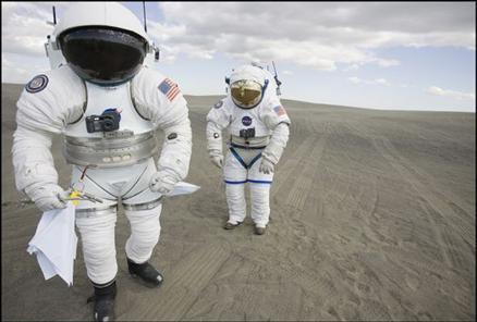 Oceaneering International Inc. firması, NASAdan aldığı sipariş üzerine geliştirmeye başladığı yeni astronot giysilerinde bir hayli yol aldı. Yeni giysiler, izleyen yıllarda Uluslararası Uzay İstasyonu ve Aya yapılacak insanslı uçuşlarda kullanılacak.