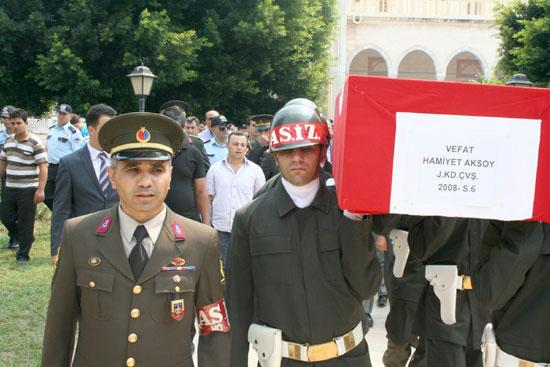 Tunceli'nin Pertek ilçesi Soğuk Pınar Mahallesindeki Soğukpınar Camisi mevkisinde, Mazlum Rüzgar'ın kullandığı 62 AH 250 plakalı minibüs ile İlçe Jandarma Komutanlığında görevli Jandarma Kıdemli Çavuş Hamiyet Aksoy yönetimindeki 22 FR 987 plakalı otomobil çarpışmıştı. Aksoyun hayatını kaybettiği kazada 5 kişi de yaralanmıştı.
(CİHAN)