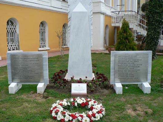 Kabataş Erkek Lisesi, 1913te, 15-16 yaşındaki bütün öğrencilerini cepheye gönderdi. Oradan geri dönen olmadığı için lise o yıl tek bir mezun bile vermedi. Bu resimdekiler de mezun olamayan öğrenciler arasındaydı...