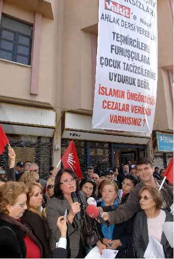Vakit, "Zina serbest olsun diyen ahlaksızlar! Vakit'e nasıl ahlak dersi verebilir? Teşhircilere, tecavüzcülere, çocuk tacizcilerine, uyduruk değil İslam'ın öngördüğü cezalar verilsin. Var mısınız?" diye sordu...