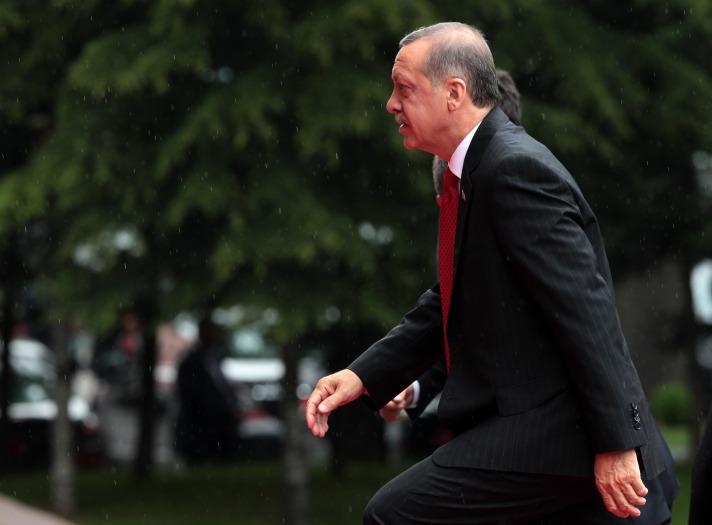aşbakan Recep Tayyip Erdoğan başkanlığındaki 60. hükümetin son Bakanlar Kurulu toplantısı yapılıyor. Veda niteliğindeki toplantıda Erdoğan bakanlara hizmetlerinden dolayı teşekkür edecek. Toplantının ardından, Erdoğan saat 16.00'da Çankaya Köşkü'ne çıkarak hükümetin istifasını sunacak. Erdoğan daha sonra tatile çıkacak. Bakanlardan Zafer Çağlayan Başbakanlık önünde zafer pozu verirken; Nimet Çubukçu binaya girmeden önce ayakkabılarını değiştirdi.