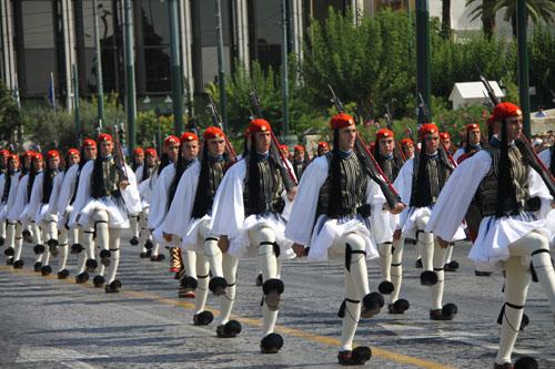 Evzon askerleri. Ataları, geçmişte, Yunanistanı 400 yıl egemenliğinde tutan Osmanlıya karşı verdikleri mücadeleyle tanınıyorlar. Bugünkü Evzonlar ise artık tören kıtası olarak görev yapıyorlar. Eteklerindeki 40 pilenin her biri, Osmanlı hakimiyetindeki her 10 yıla işaret ediyor.