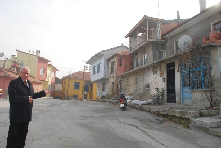 VATANDAŞ TEDİRGİN
Fay hattının geçtiği Tepe Mahallesi Muhtarı İbrahim Özdemir, mahallede yaklaşık 300 hane bulunduğunu anlatarak, ''Eğer risk altındaysak bir an önce tedbirlerin alınması gerekiyor'' diye konuştu.<p> </p>
Mahalle sakinlerinden Abdullah Yılmaz da risk altında olduklarını, başka bir yere taşınma fikrine de sıcak baktıklarını belirterek, ''Çocuklarımızın canı risk altında. Her an deprem olabilir. Göçük altında kalmaktansa taşınırız'' dedi.<p> </p>
Zeki Girginer de oturdukları mahalleden fay hattının geçtiğini bildiklerini ve devletin kendilerine yönelik hazırlayacağı projelere destek vereceklerini söyledi.