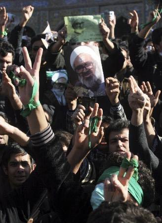 İran'da muhalif dini lider Muntazari'nin cenaze töreni yönetimi protesto eylemlerine dönüştü. On binlerce kişinin katıldığı cenaze töreninin ardından polisle reformcular arasında çatışma çıktığını belirtiliyor.