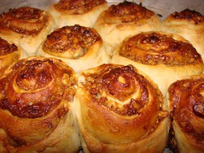 <p><strong>SARMA ÇÖREK</strong></p>
<p><strong><Malzemeler:</strong> 1OOgram tereyağı Yarım su bardağı süt veya yoğurt Yarım çay bardağı su 1 tatlı kaşığı kabartma tozu Aldığı kadar un (yaklaşık 2.5 su bardağı) Tuz</p>
<p><strong>İç malzemeleri:</strong> 200 gram beyaz peynir 100 gram kaşar peynir. Arzuya göre yeşillikler (maydanoz, dereotu, nane, pazı vs.)</p>
<p><strong>Yapılışı:</strong> Elenmiş unun ortasına süt, oda sıcaklığındaki tereyağı, kabartma tozu,su ve tuz ile kulak memesi yumuşaklığında bir hamur yoğrulur.
Üzeri örtülerek 15 dakika bekletilir. Bu sırada iç malze¬meleri hazırbnır. Peynirler rendelenir. Yeşillikler doğranır. Hamur merdane ile yarım parmak genişliğinde, dikdörtgen şeklinde açılır. İç malzemesi ortasına serilerek, rulo yapılır. Rahat kesilebilmesi için yakbşık yarım saat dondurucuda tutulur. Bir parmak kalınlığında kesilip, yan yatırılarak yağlanmışjirın tepsisine yerleştirilir. 200 derece, önceden ısıtılmışfırında altın sarısı renk olana kadar pişirilir. </p>