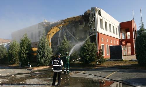 Doğan Holding Yönetim Kurulu Üyesi Zafer Mutlu'nun kızının üzerine kayıtlı, Kemerburgaz'daki Kemer Koleji'nin su havzasındaki kaçak binaları yıkıldı. Yıkımın kareleri için tıklayınız:
