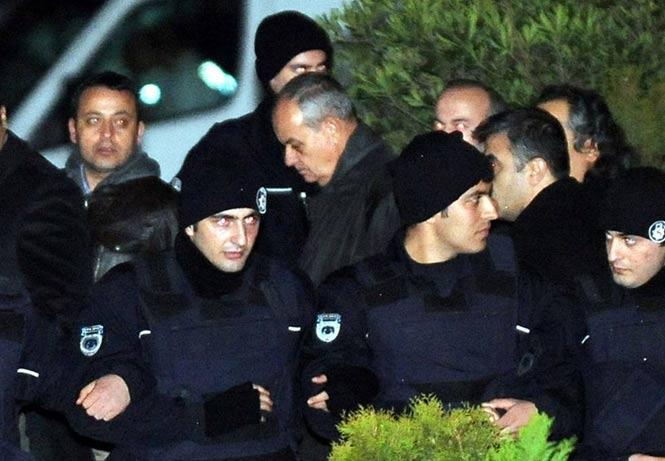 Başbuğ Silivri Cezaevi'nde Tutuklanan eski Genelkurmay Başkanı İlker Başbuğ, Beşiktaş'taki İstanbul Adliyesinden çıkarılırken, basına kısa bir açıklama yaptı.