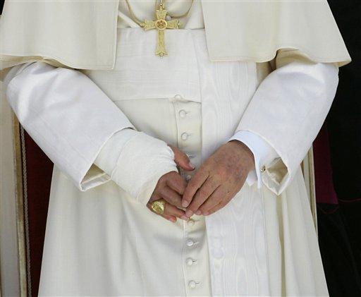 Cuma günü yataktan düşerek sağ el bileğini kırarak tedavi gören Papa, bugün kırık kolu ile ilk kez halkın karşısına çıktı ve geleneksel Pazar ayinini yönetti.