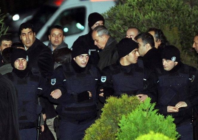 Başbuğ Silivri Cezaevi'nde Tutuklanan eski Genelkurmay Başkanı İlker Başbuğ, Beşiktaş'taki İstanbul Adliyesinden çıkarılırken, basına kısa bir açıklama yaptı.