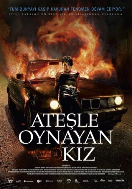 Ateşle Oynayan Kız: Millennium Üçlemesi 2 >>>>
Daniel Alfredsonun yönettiği ve Michael Nyqvist, Noomi Rapace, Lena Endre ve Peter Anderssonnin oynadığı Ateşle Oynayan Kız: Millennium Üçlemesi 2", gerilim sahneleriyle göz dolduruyor. 

Stieg Larssonun tüm dünyada fenomene dönüşen filminin konusu şöyle: 

Mikael, İsveçteki fuhuş çeteleri üzerinde çalışmalara başlamıştır. Dosya görevlisi ve kız arkadaşı ölü bulunur. Polis, silahta parmak izi olan Lizbethin peşine düşer. Mikael, Lisbethin masum olduğunu kanıtlayabilmek için cinayetleri araştırmaya başlar. Bu araştırmalar sırasında, peşindeki adamların Lisbethin geçmişiyle bağlantılı olduğunu fark edecektir.