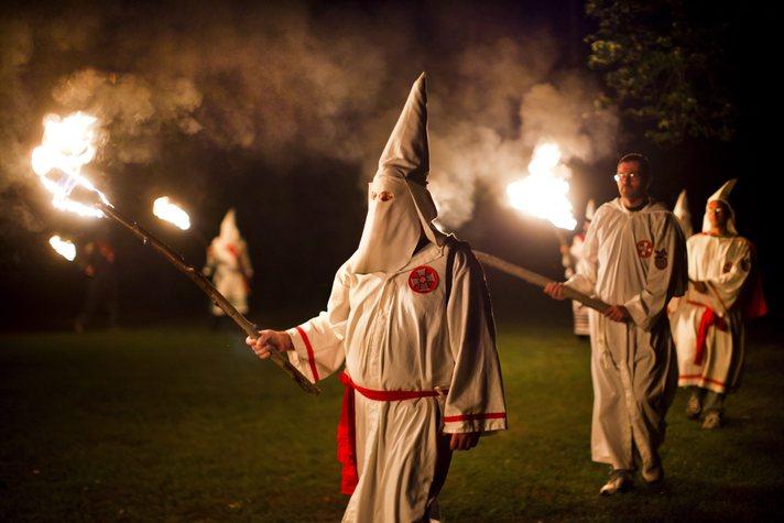 ABD’de tarihinde zencilere y&ouml;nelik katliamları ile b&uuml;y&uuml;k nefret toplayan gizli &ouml;rg&uuml;t Ku Klux Klan, yeniden g&uuml;&ccedil; toplayarak, alenen &uuml;ye kaydediyor, ayin ve propagandalarını artık gizli değil a&ccedil;ık&ccedil;a yapıyor...
