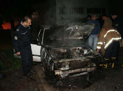 İzmir'in Konak ve Buca ilçelerinde 3 araç yandı. Aynı sokakta park halinde bulunan iki aracın yanması kundaklama şüphesini akıllara getirirken, yangınlarının ilki, DTP'nin kapatılmasıyla gösterilerin yapıldığı Kadifekale semtinde meydana geldi.