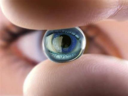 <B>Şeker hastaları için özel lens</B>
<BR>
Halk arasında şeker hastalığı olarak bilinen diyabet hasta insanların hayatını tamamen değiştiriyor. Bu rahatsızlığı olan insanların hayatını kurtaracak özel bir lens geliştirildi. 
<BR>
İngiltere'de bulunan Western Ontario Üniversitesi'nde geliştirilen bu özel sistem hastanın şekerini ölçüyor. 
Jin Zhang adlı profosörün geliştirdiği teknoloji sayesinde kandaki ani değişiklikleri keşfeden sistem hastanın durumuna göre renk değiştiriyor.