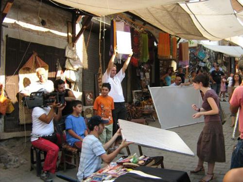 <p><strong>Scenic artist</strong></p>
<p>Sanat yönetmenine bağlı olarak çalışan scenic artist, sanat departmanında yeralıyor. Sahne duvarlarının boyanması, malzemelerin üzerine resim çizilmesi, sanatsal bir arka planın hazırlanması veya sahne için yapay gökyüzünün çizilmesi gibi konulardan o sorumlu...</p>