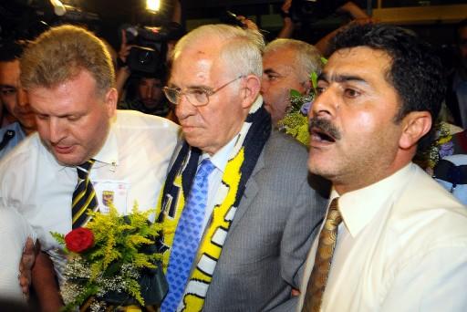 Fenerbahçe'nin yeni teknik direktörü Luis Aragones İstanbul'a geldi. Külp yöneticlerinin karşıladığı Aragones taraftarın yoğun ilgisiyle karşılaştı.