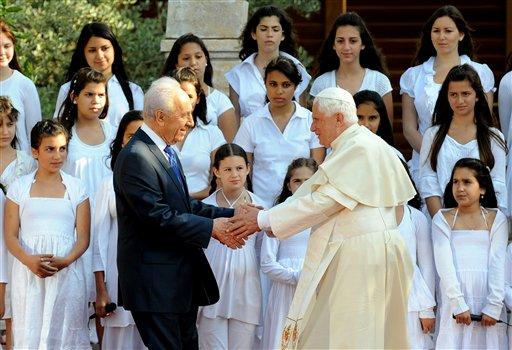 Katolik dünyasının ruhani lideri Papa 16. Benediktus'un Kudüs'ü ziyareti sürüyor. Tarihi gezinin ilk iki gününde neler oldu bir hatırlayalım ve ziyaretin atmosferini 125 fotoğrafla yansıtalım istedik.